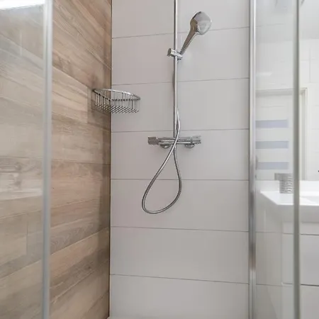 Lazar Nadmorskie Tarasy 코워브제크